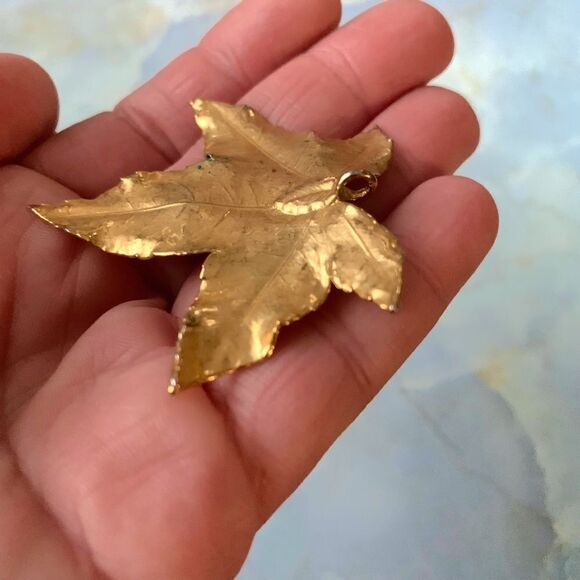 Gold Dipped Maple Leaf Pendant - Picture 3 of 4